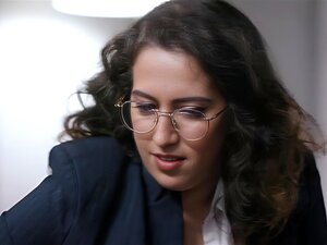 April, eine Reporterin, taucht auf, um Sinn, eine Kamasutra-Expertin,