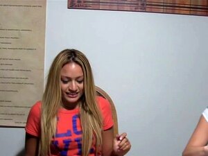 Echte jüngere Schlampen spielen Sex-Poker. Echte jüngere Schlampen