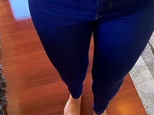 Yin pinkelt verzweifelt in ihre Jeans und Yang masturbiert sie
