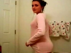 Brünette zieht sich nackt vor der Webcam aus