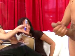 Cfnm-Babes schauen dem Opfer beim Cumshot zu. Cfnm-Spex-Babes schauen