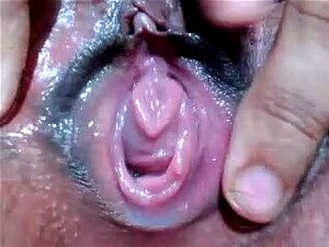 Длакава мокра пичка трљана изблиза