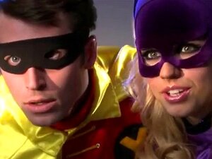 Andy und Syren tun sich zusammen, um den Joker im Batman Par zu fangen