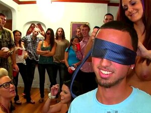 Elektrisierender Blowbang. Geile süße Babes haben Spaß beim nassen