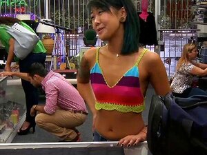 Dünne asiatische Babe wird vom Bauernhalter durchgenagelt. Dünne