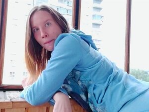 Minx wichst ihre enthaarte Muschi öffentlich, bis sie den eifrigen