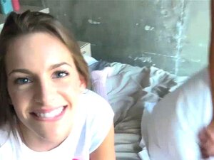 Flirty süße beste Freundinnen werden von einem heißen Nachbarn