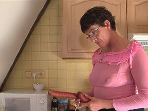 Geile Schwiegermutter braucht frischen Schwanz