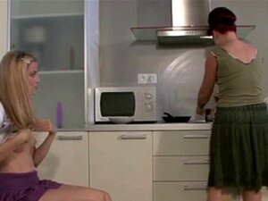 Hon leker med sin gamla fitta i köket. Hon leker med sin gamle fitta