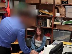 Süße Diebin lutscht Schwanz im Sicherheitsbüro. Sieh dir an, wie
