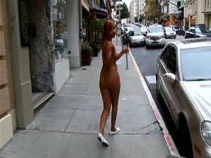 Nackt in San Francisco: Heiße schwarze Frau geht nackt durch