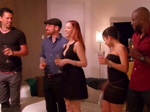 Aufgeregte Paare teilen eine sexy Hitze im Swing House. Aufgeregte