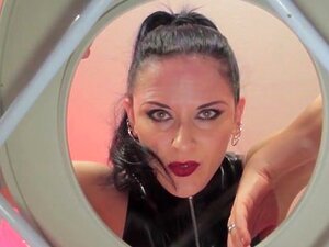 Femdom-Pissen - Teil ii. Caroline-Pierce - Femdom-Pissen - Teil ii