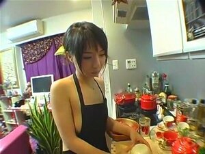 Salope japonaise exotique Yuka Osawa sous des douches fabuleuses, clip