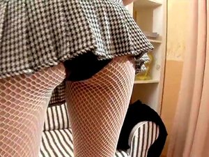 Schlampige Babe lässt sich ihre Muschi mit einer Maschine