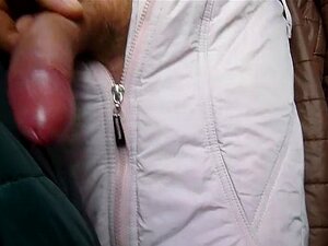 Spermaskott på ryggen av söt tjej i läderjacka par SEX PÅ VINTERN