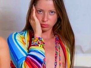 18-jähriges Mädchen aus der EU masturbiert in Perlen