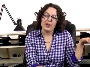 Tamar Öffnet sich und Entblößt Alles auf dem Schreibtisch: Große