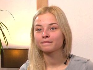 Sexy Babe Bianca reibt sich selbst