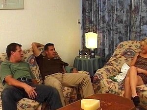 Frau weiß, wie sie ihre Aufmerksamkeit bekommt 1/5