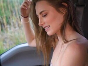 Plattelandsweg ophalen leidt tot diepe kutneuken. Blauwe schat Kyler