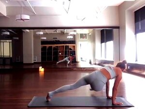 Nina Agdal macht Yoga