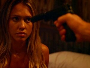 Jessica Alba sexy - Mechanic Resurrection 2016. Jessica Alba liegt auf