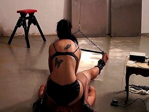 Pisse; Spätzahlung, Spanking und Handjob