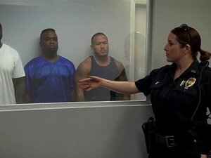 Dominierende Polizisten wollen, dass schwarze Verdächtige Schwänze