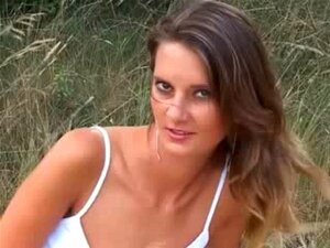 Aistillinen ranskalainen tyttö ulkona tuplapenetraatiossa