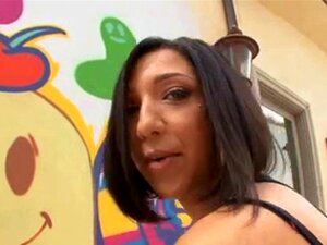 Pobegnite od stvarnosti sa STEFANIA MAFRA i uronite u svet najvećih