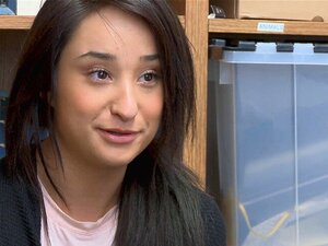 Kroppssökning förvandlas till fittknull för hennes frihet. klocka