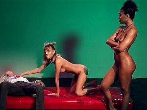 Faszinierender Dreier mit interracial Schlampen. Dieser schwarze