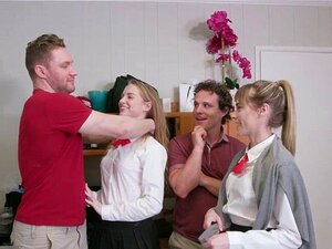 Die Hengste bedecken die Babes mit heißem Sperma, nachdem sie Knochen