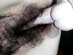 Reife Frau mit großem, haarigem Busch spielt