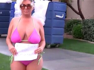 Claudia Marie lässt sich große gefälschte Implantate wieder