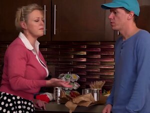 Rion spioniert Dee aus, während sie ihre Einkaufstüten auslädt.