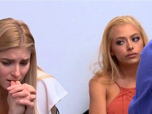 Zwei heiße blonde Schlampen ziehen es vor, den Polizisten sexuell zu