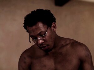 19-jarige amateur krijgt een interraciale creampie. Doggystyle