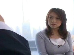 Japanische Hausfrau zahlt Schulden