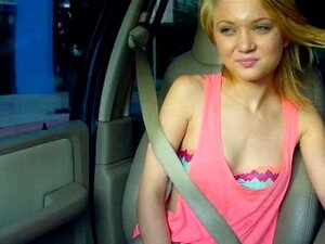 Frische Anhalter-Süße lutscht Schwanz. Frische Anhalter-Schönheit