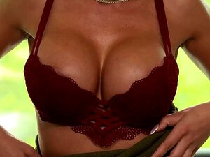 Sexy Tussi Shalina Devine ist eine Sekretärin mit einer Mission, das