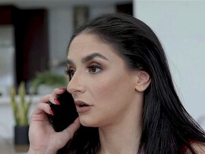Kyle penetriert Sheenas MILF Muschi im Doggystyle und fickt ihn.