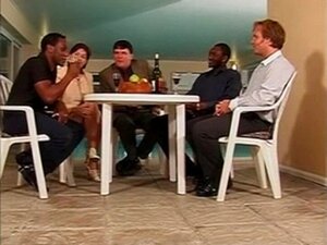 Spritzende britische reife Interracial-Gangbang
