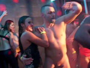 Verführerische Partyhuren ficken in einer Sexorgie, erstaunliche