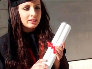 Graduate student Kerry Raven knullas i utbyte mot pengar. Den vackra