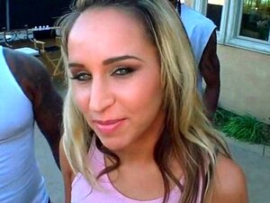 Blonde cheerleader neemt zwarte enorme lullen in buiten 4