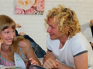 Erlebe, wie vollbusige Blondinen und Brünetten in einem wilden