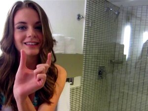 Fyra brudar festar i korridoren på hotell