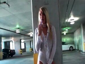 Une blonde chaude et lubrique se baise la chatte avec un vibro en